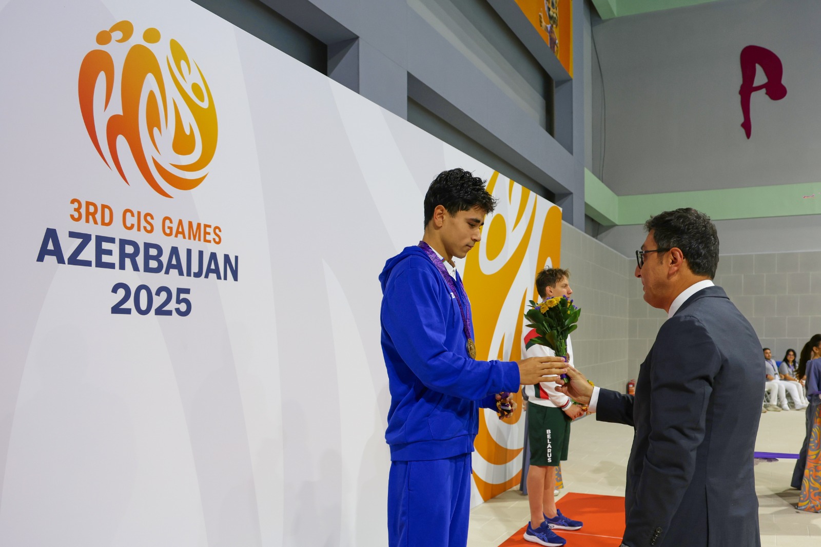 Oqtay Hüseynov III MDB Oyunlarında Azərbaycana üzgüçülük üzrə ilk qızıl medalı qazandırdı.